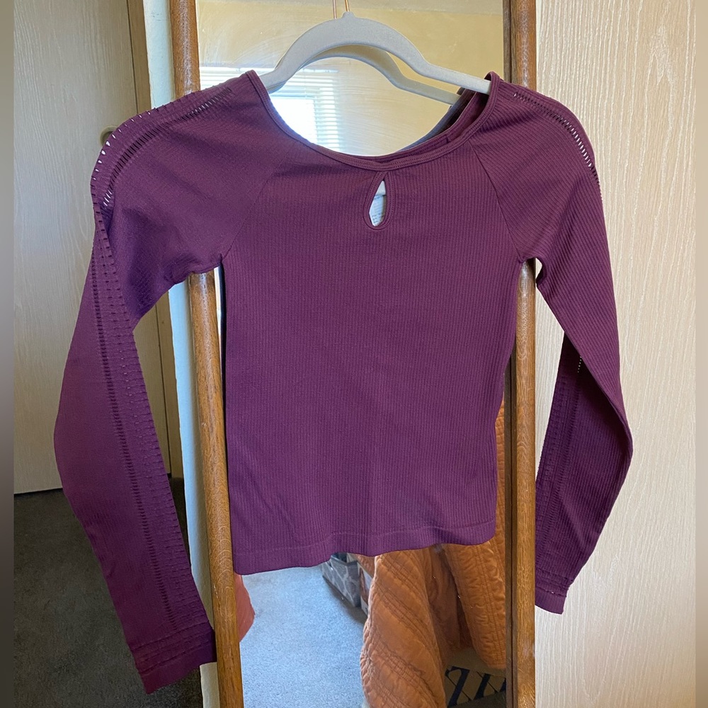 Long sleeve fitted purple crop top Hollister, size Small